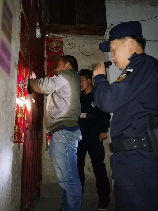 南充粗心妈妈误将幼女锁家中 民警全城寻开锁师傅开门